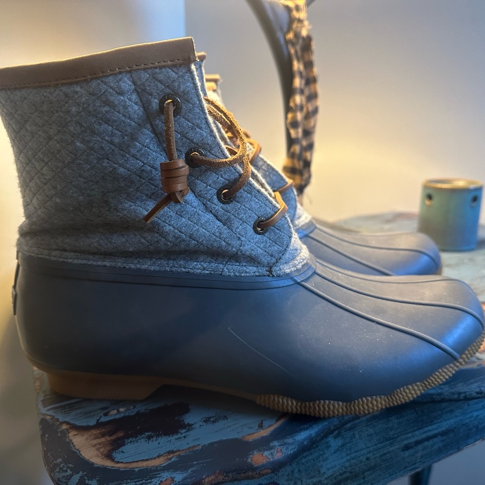 NEW!!!! SPERRY Winter Boots. Size 10. pristine condition.! - Picture 2 of 6